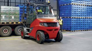 Linde Stapler E80 belädt LKW bei Heineken