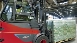 Linde Stapler transportiert Heineken Bier